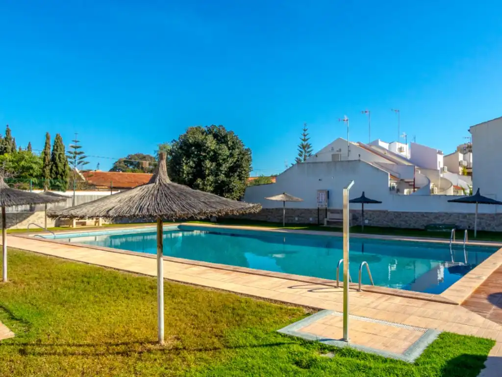 Piscina de Casa adosada en venda en Torrevieja amb Aire condicionat, Moblat i Piscina comunitària