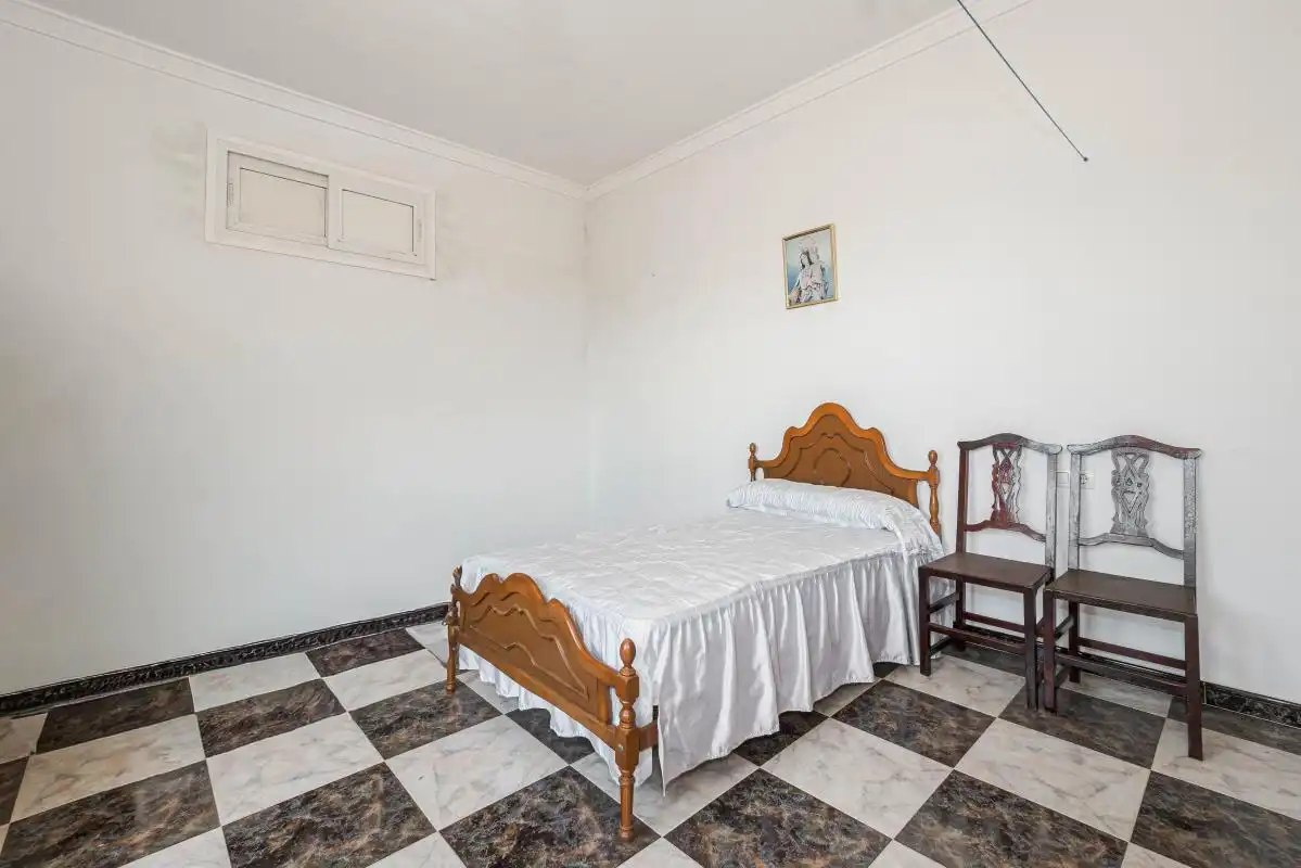 Dormitori de Casa adosada en venda en Pilas amb Calefacció, Terrassa i Balcó