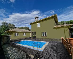 Vista exterior de Casa adosada en venda en Vidreres amb Piscina