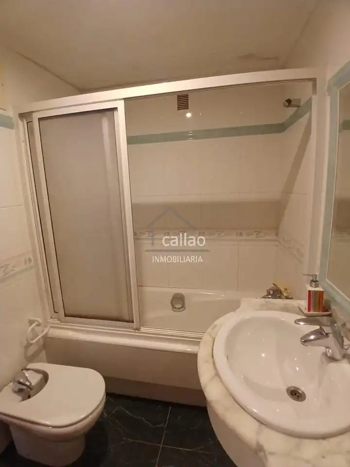 Bany de Pis de lloguer en Ferrol amb Calefacció, Parquet i Moblat