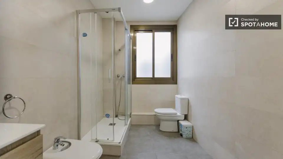 Baño de Piso de alquiler en Valencia con Aire acondicionado, Calefacción y Amueblado