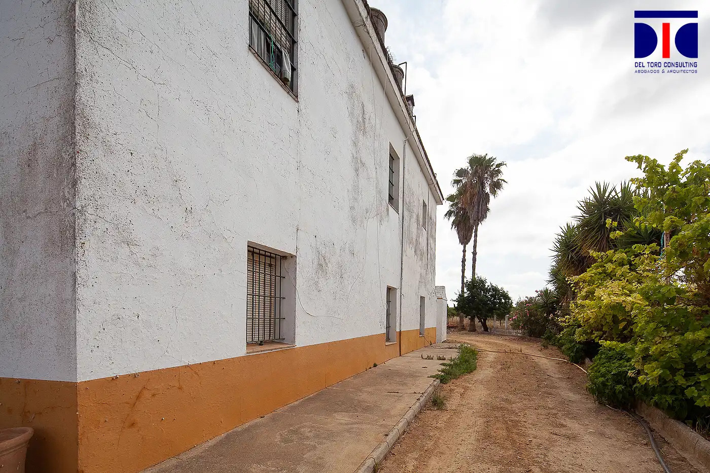 Vista exterior de Finca rústica en venta en Carmona con Jardín privado, Terraza y Piscina