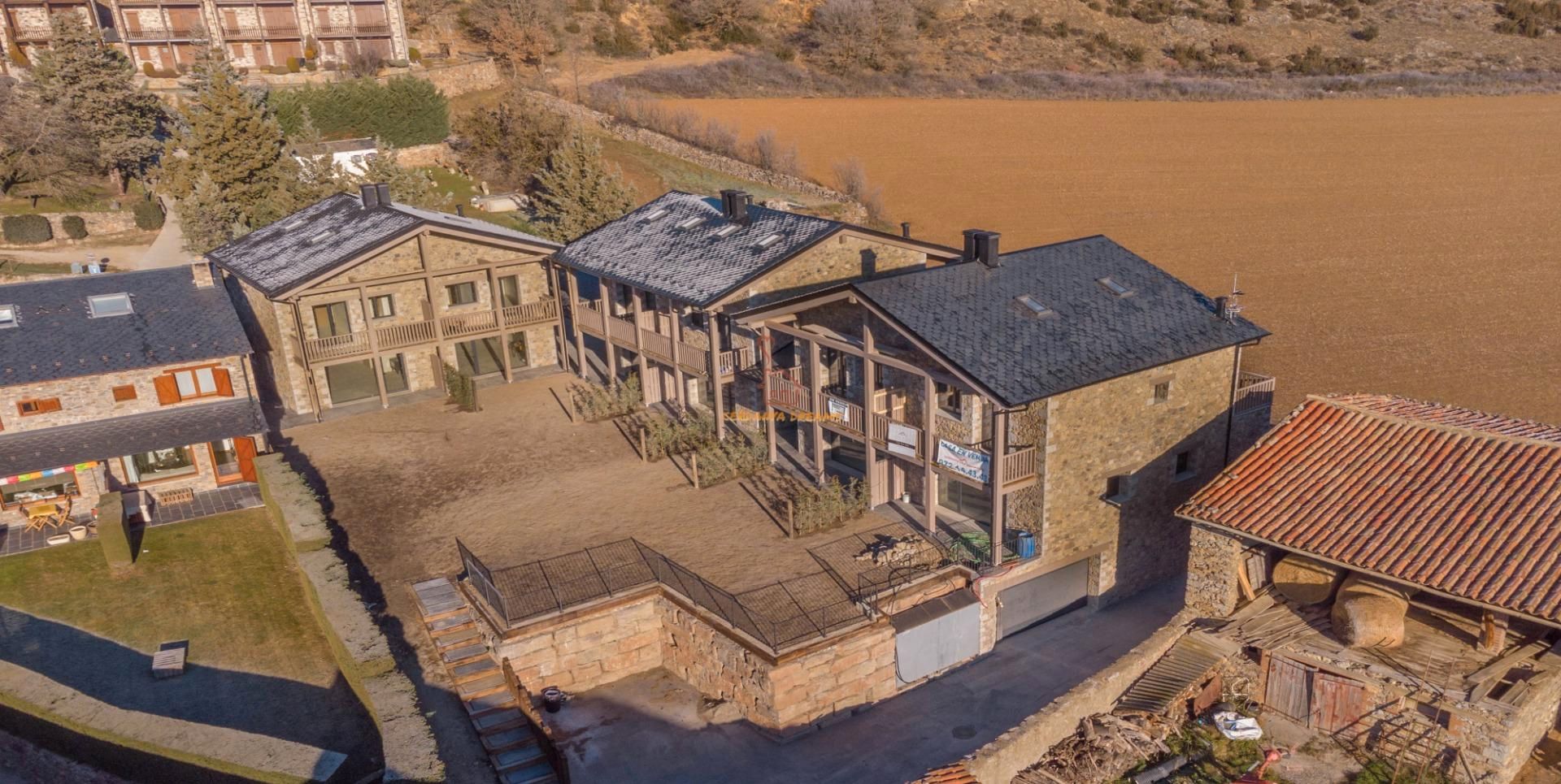 Vista exterior de Casa adosada en venda en Isòvol amb Aire condicionat, Calefacció i Jardí privat