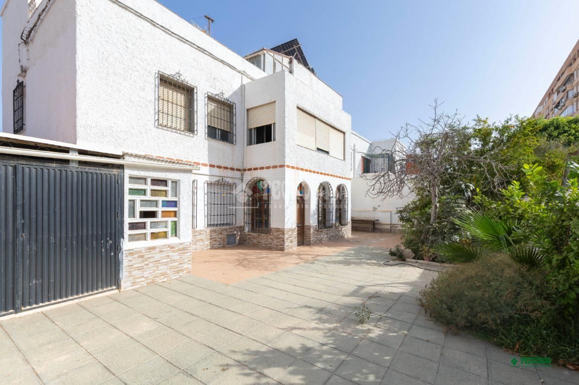 Exterior view of Single-family semi-detached for sale in  Almería Capital