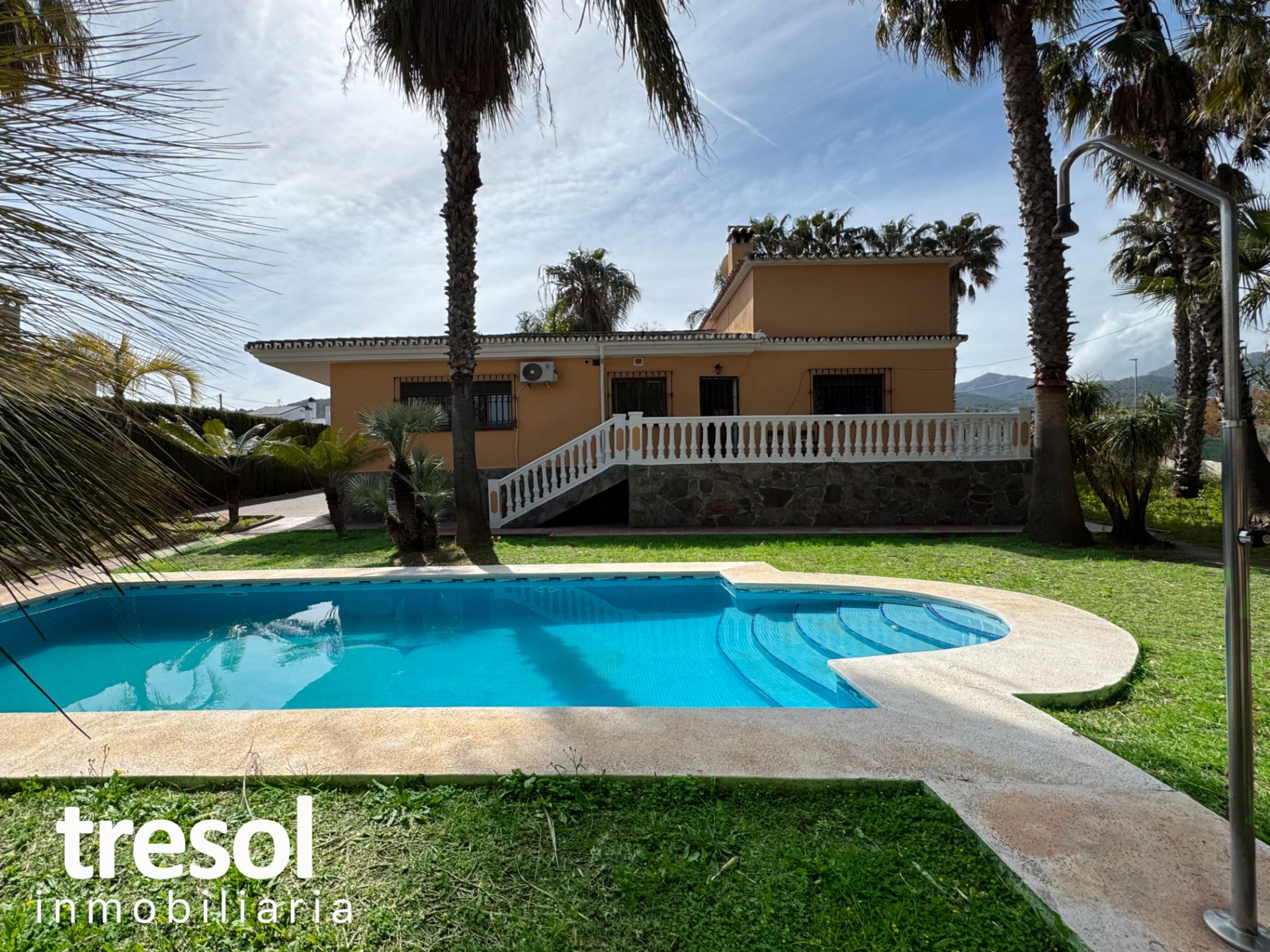 Vista exterior de Casa o xalet de lloguer en Alhaurín de la Torre amb Jardí privat, Terrassa i Piscina
