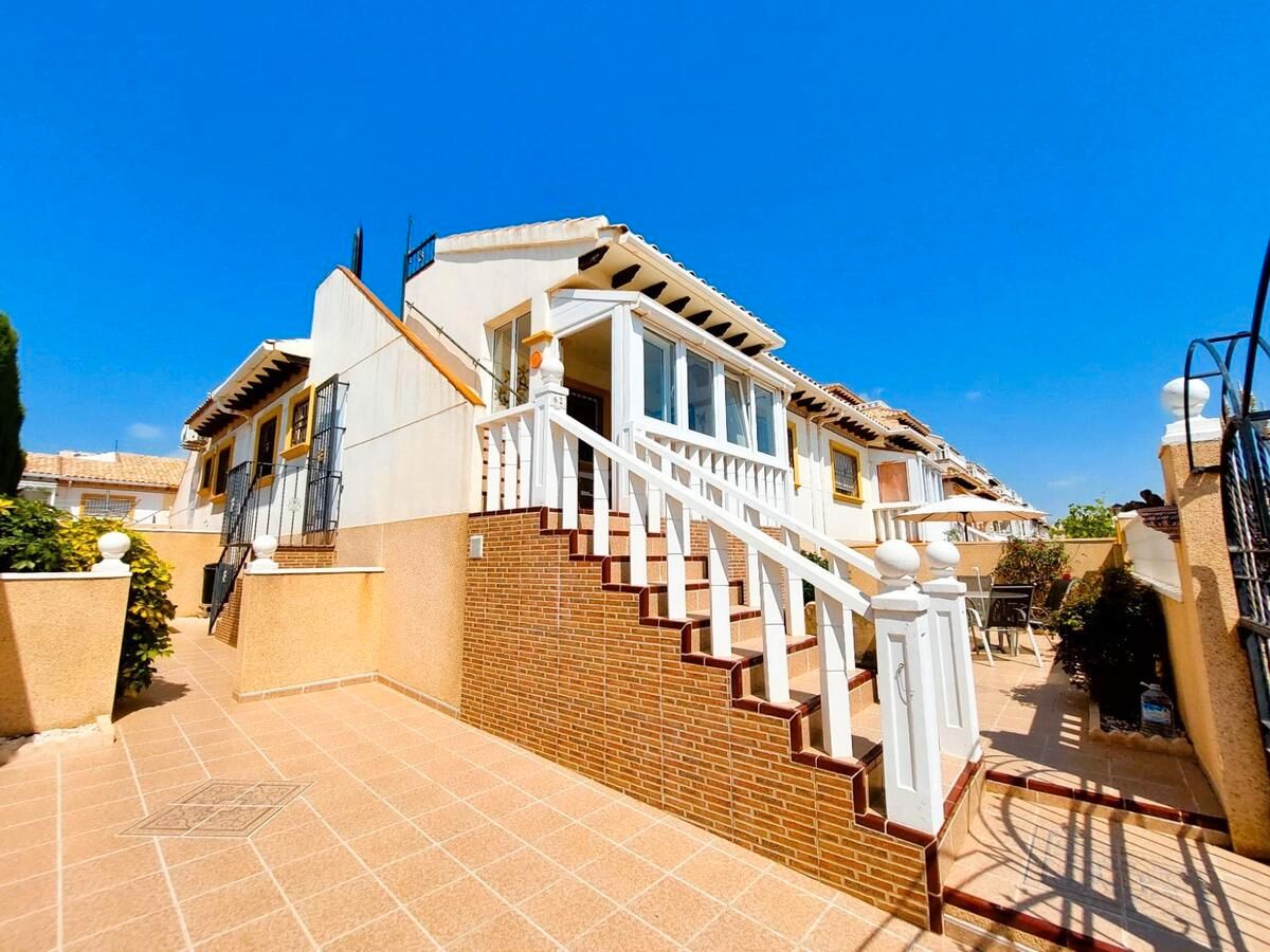 Vista exterior de Casa adosada en venda en Orihuela amb Aire condicionat, Terrassa i Traster