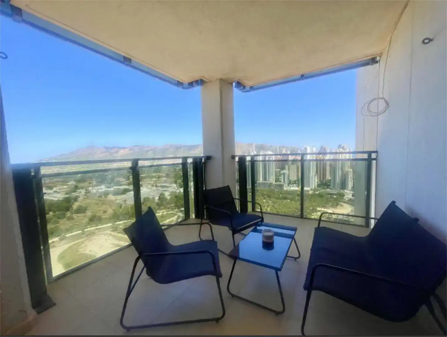 Terrassa de Pis de lloguer en Benidorm amb Aire condicionat, Piscina i Moblat