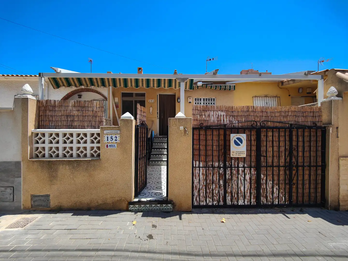 Vista exterior de Casa adosada de alquiler en Torrevieja con Aire acondicionado, Jardín privado y Terraza