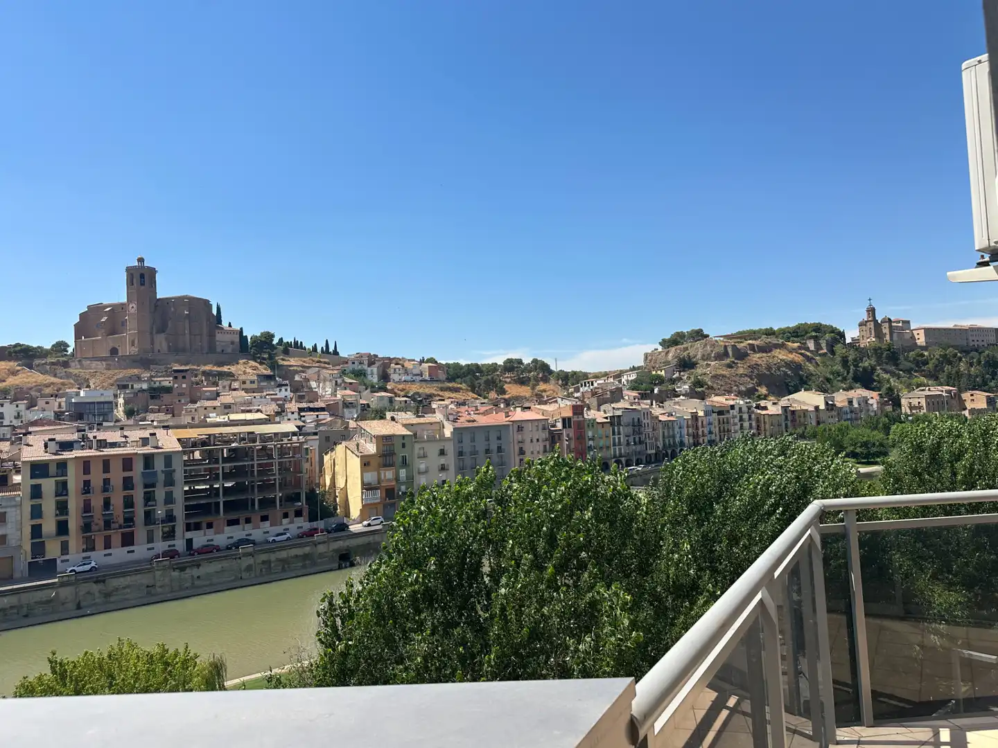 Vista exterior de Àtic en venda en Balaguer amb Aire condicionat, Calefacció i Terrassa