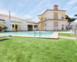 Piscina de Casa o xalet en venda en Chiclana de la Frontera amb Aire condicionat, Jardí privat i Terrassa