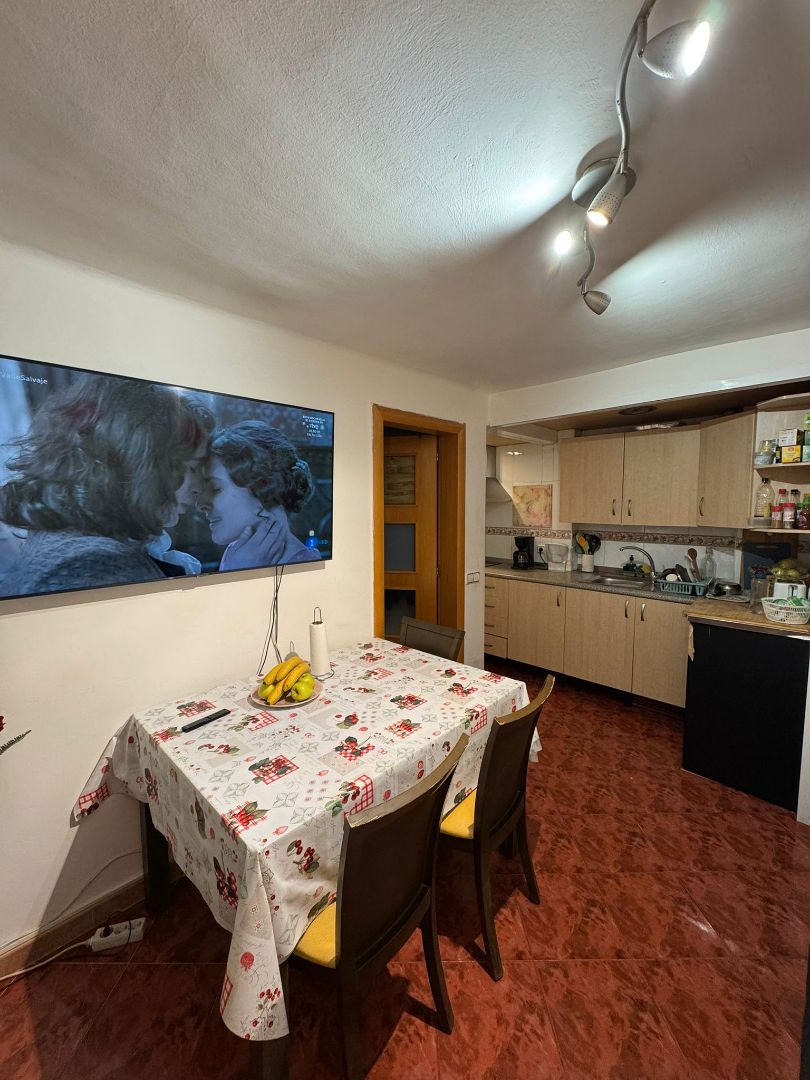 Menjador de Pis en venda en Badalona amb Aire condicionat i Moblat