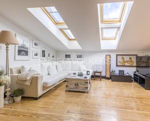 Living room of Attic to rent in  Madrid Capital  with Air Conditioner, Heating and Parquet flooring