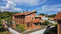 Vista exterior de Casa adosada en venda en Mataró amb Aire condicionat, Calefacció i Jardí privat