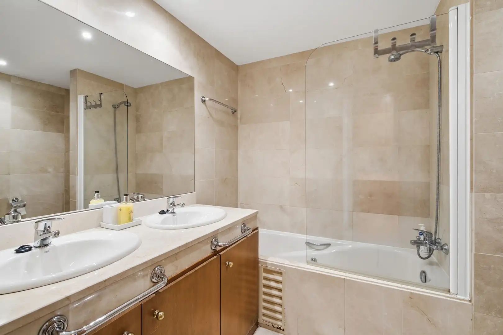 Baño de Apartamento en venta en Estepona con Aire acondicionado, Terraza y Trastero