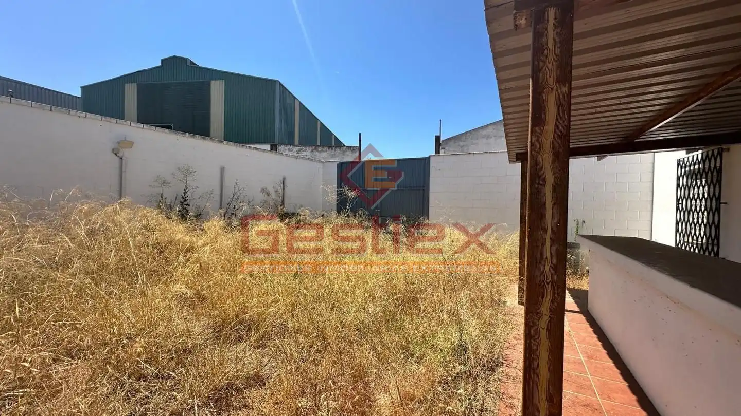 Vista exterior de Nau industrial en venda en Almendralejo