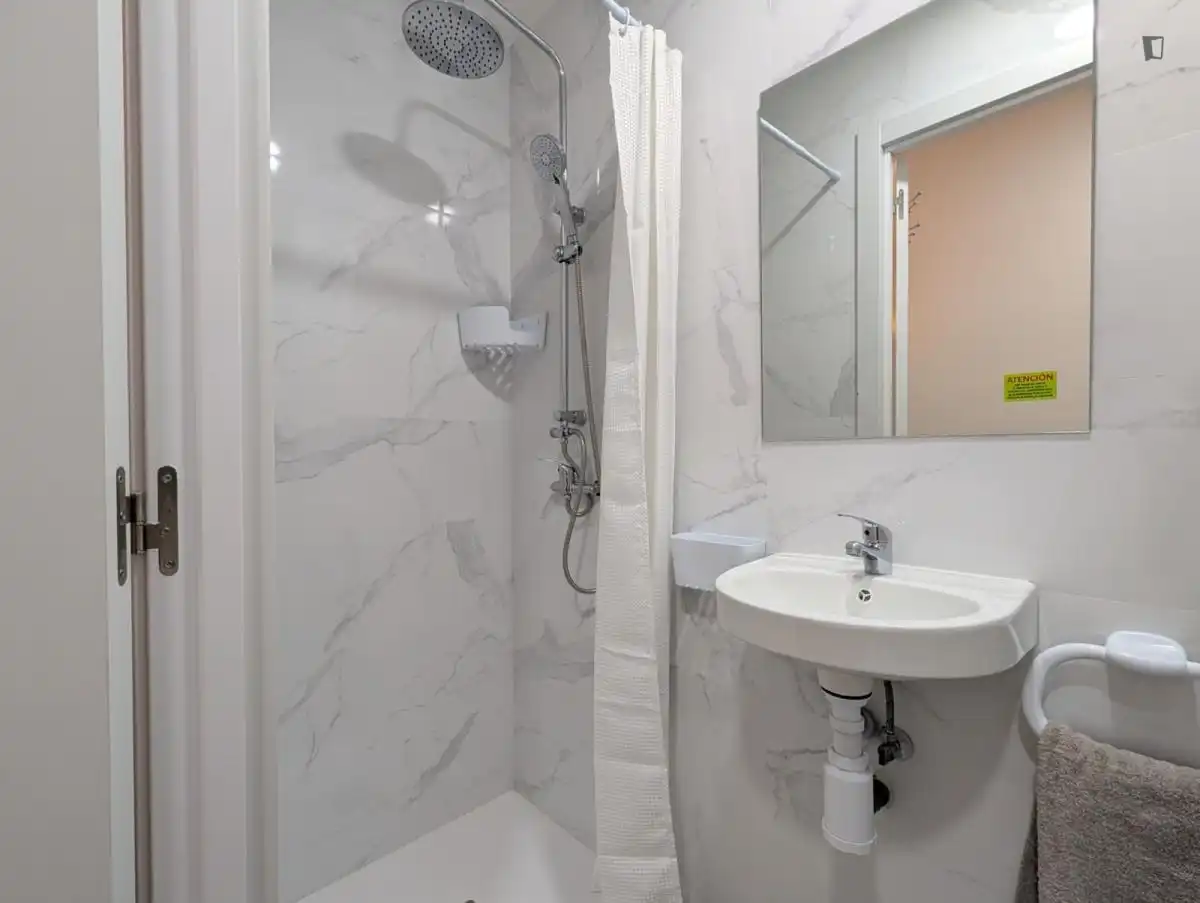 Bany de Apartament per a compartir en Madrid amb Moblat i Rentadora