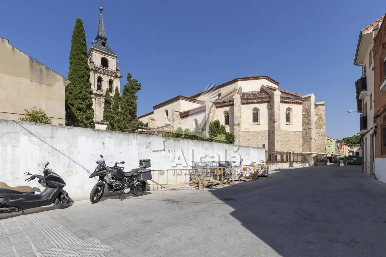 Vista exterior de Pis en venda en Alcalá de Henares amb Calefacció