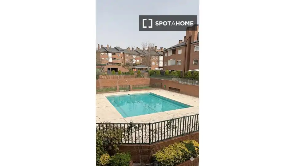 Schwimmbecken von Wohnung zur untervermieten in Las Rozas de Madrid mit Klimaanlage, Heizung und Terrasse