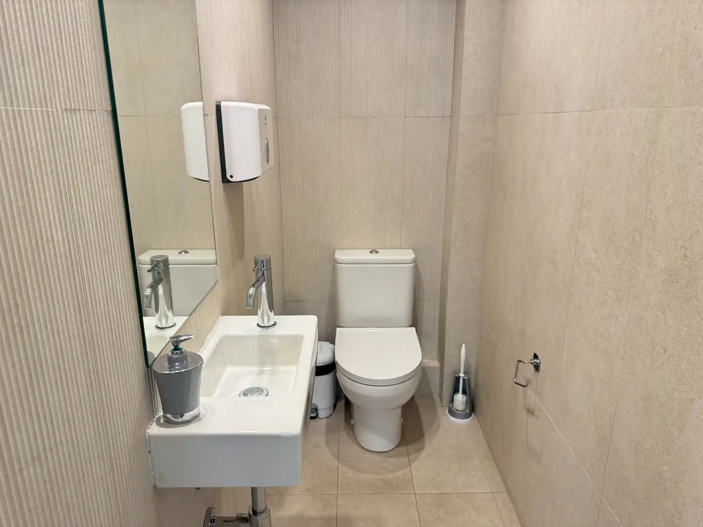 Baño de Oficina de alquiler en Barcelona con Aire acondicionado y Calefacción