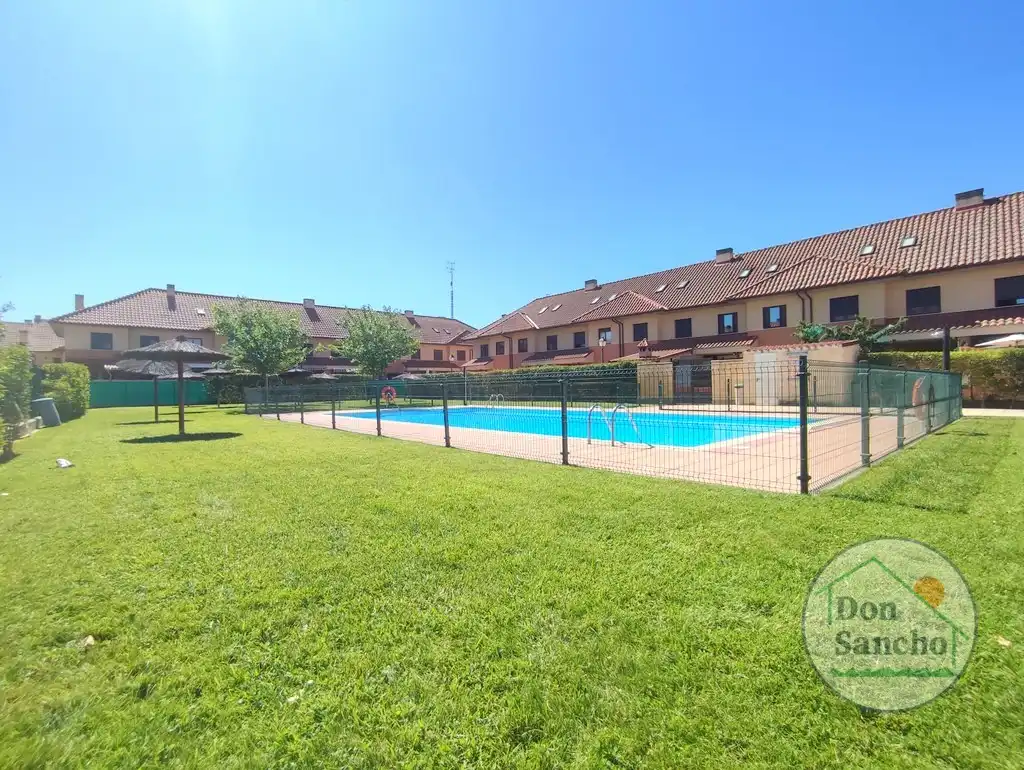 Piscina de Casa adosada en venta en Viana de Cega con Calefacción, Jardín privado y Terraza