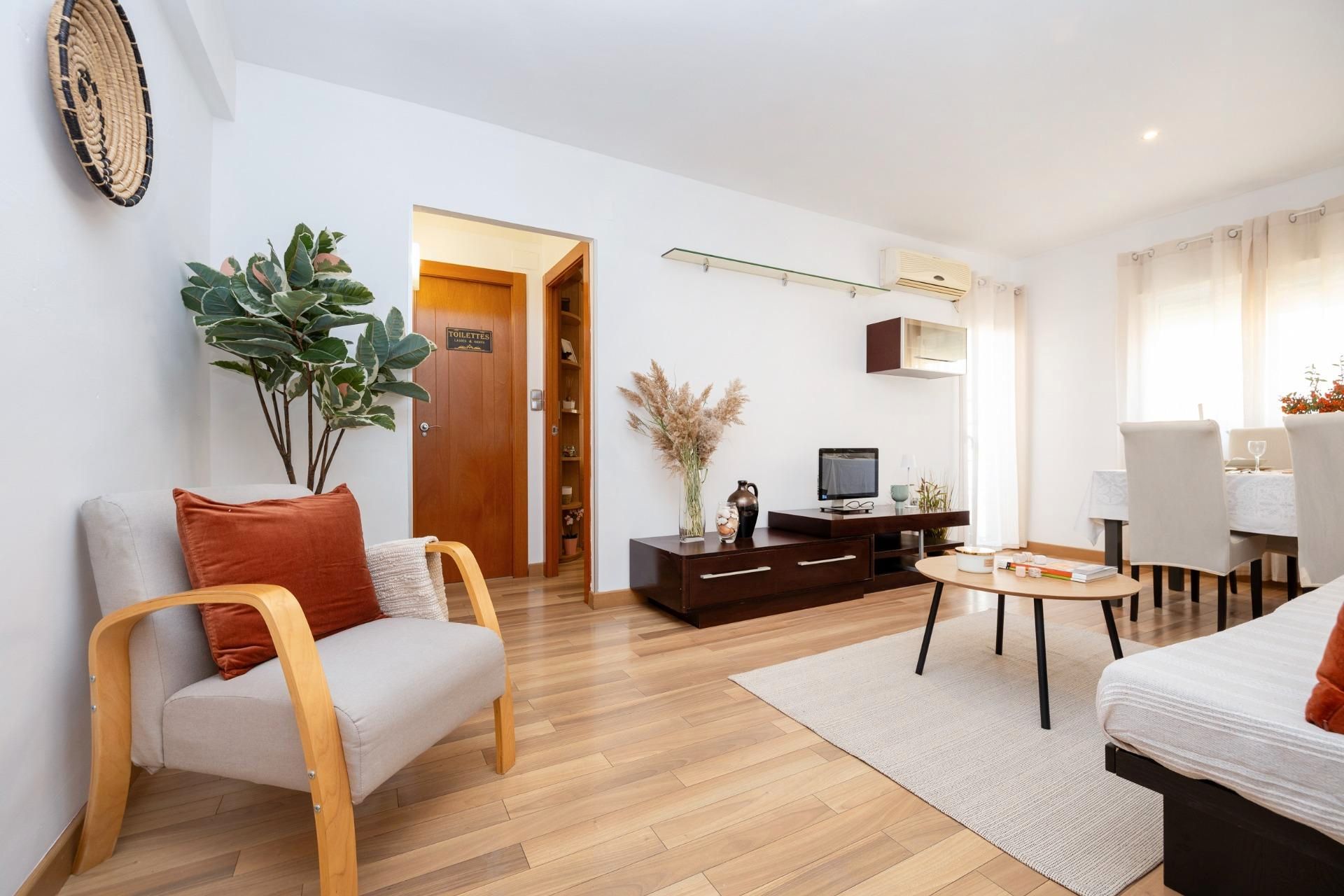 Living room of Flat for sale in  Granada Capital  with Air Conditioner and Balcony