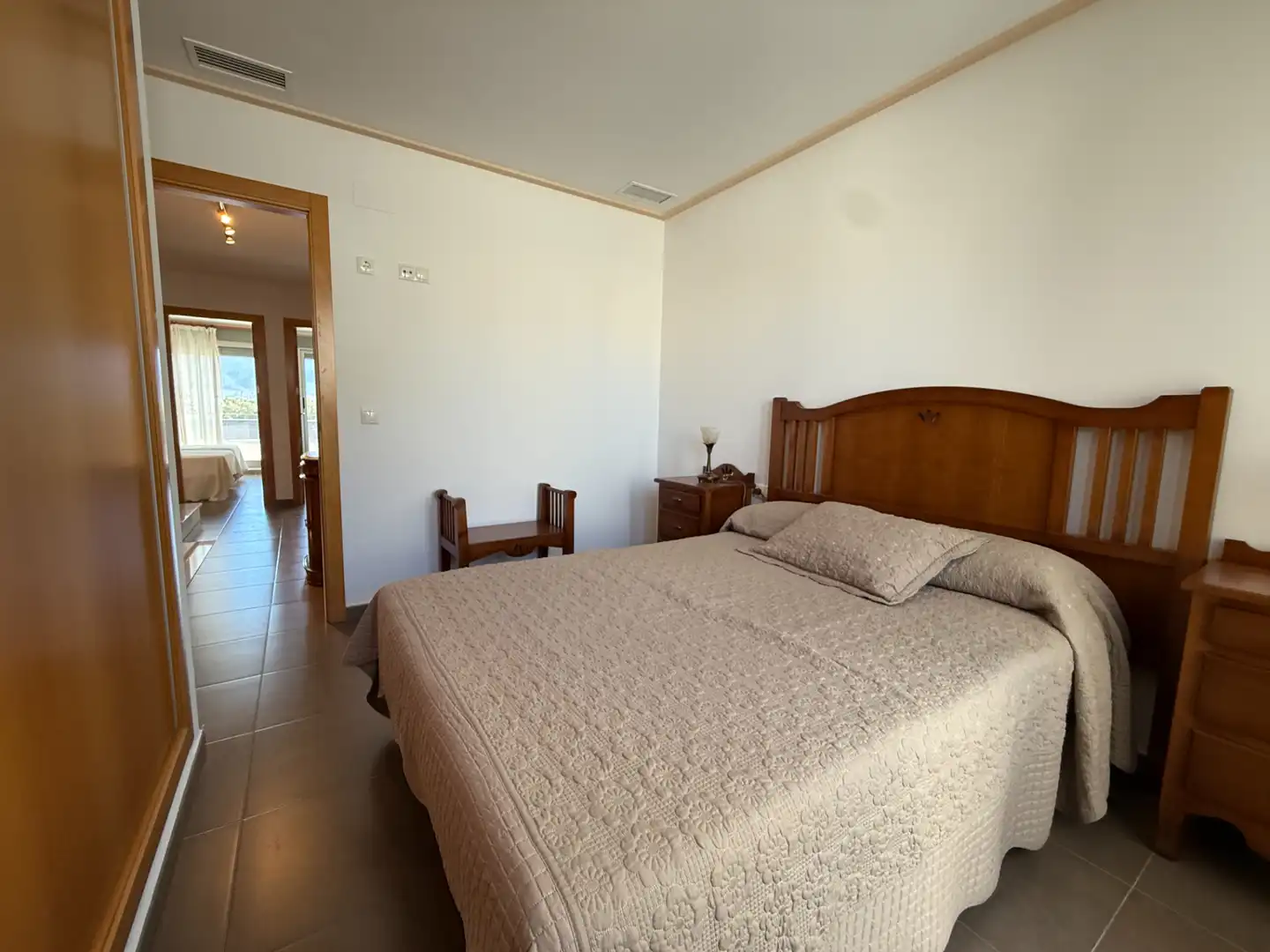 Schlafzimmer von Einfamilien-Reihenhaus zum Verkauf in La Pobla del Duc mit Klimaanlage, Heizung und Terrasse