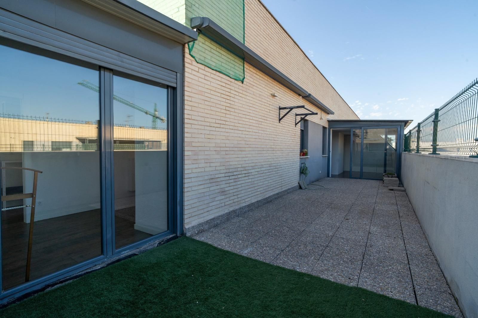 Vista exterior de Àtic de lloguer en Paiporta amb Aire condicionat, Parquet i Terrassa