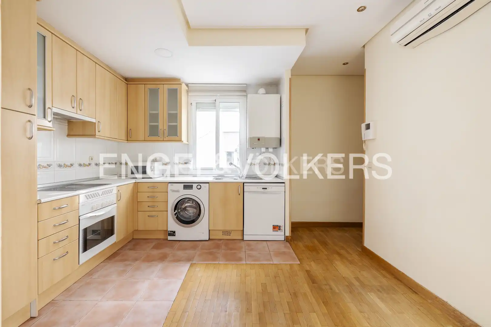 Kitchen of Flat for rent in Madrid  with Air Conditioner, Heating and Parquet flooring