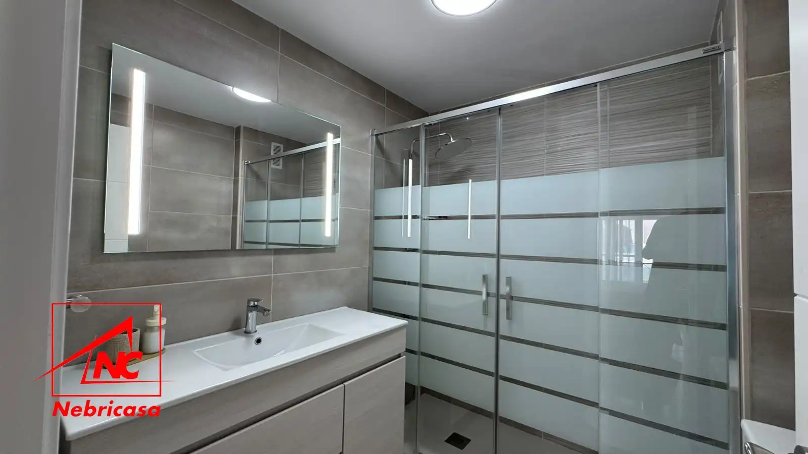 Bany de Pis en venda en Rota amb Aire condicionat, Terrassa i Piscina
