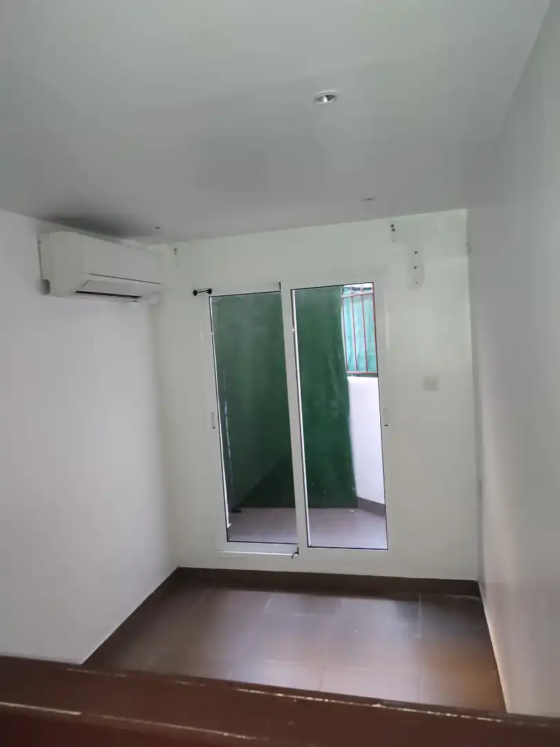 Ground floor for sale in Barcelona  with Air Conditioner and Alarm