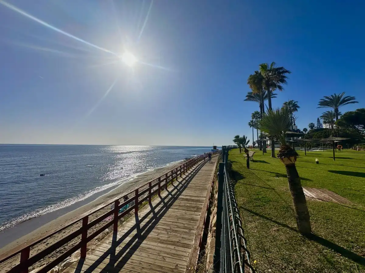 Außenansicht von Erdgeschoss zum Verkauf in Mijas mit Klimaanlage, Heizung und Privatgarten