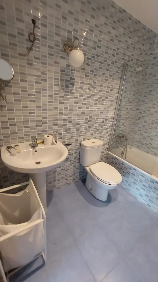 Badezimmer von Einfamilien-Reihenhaus zur Miete in Vilafranca del Penedès mit Klimaanlage, Heizung und Privatgarten
