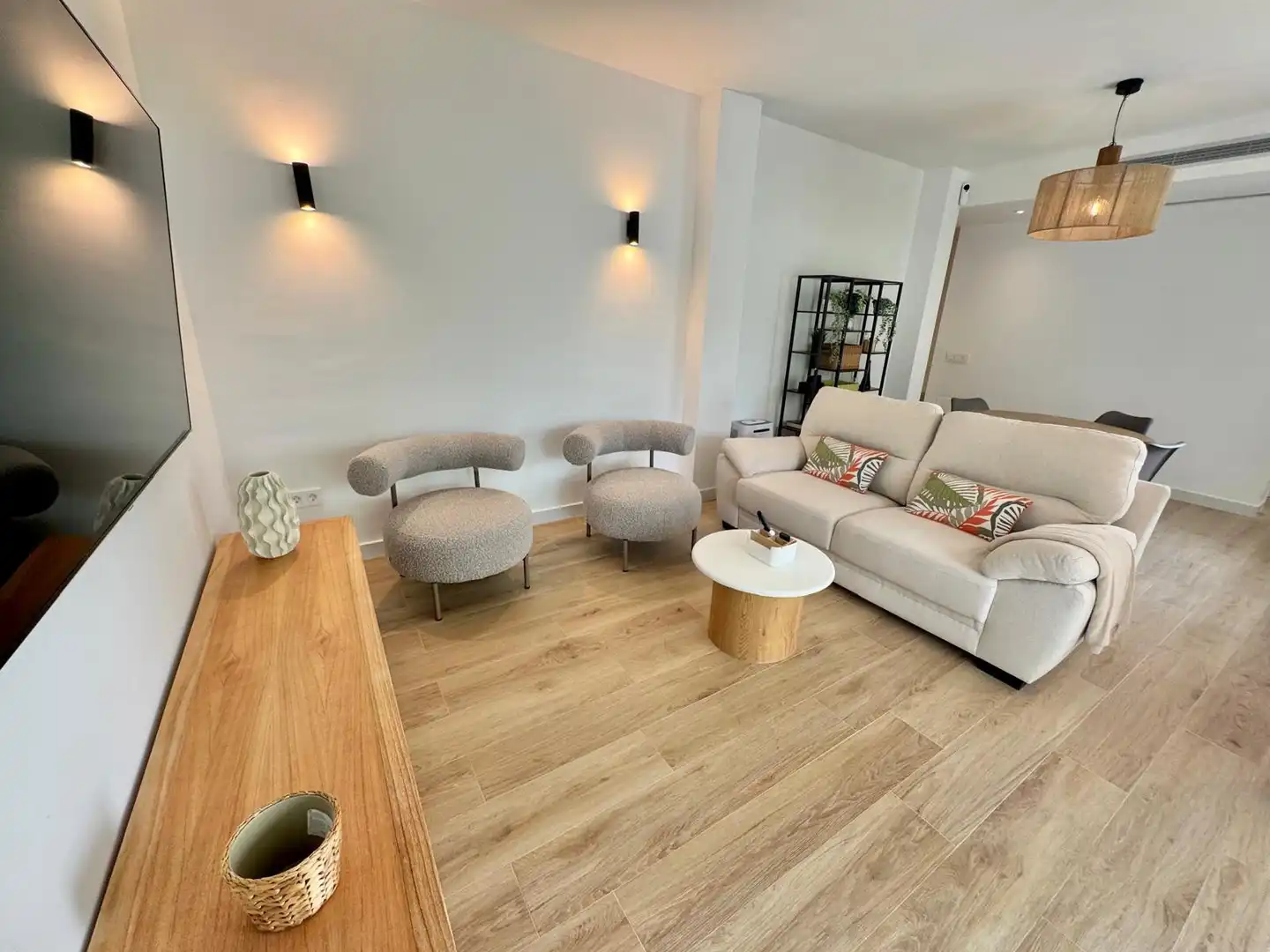 Wohnzimmer von Erdgeschoss zur Miete in Estepona mit Klimaanlage, Terrasse und Schwimmbad