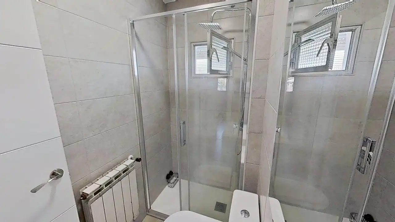 Bany de Pis de lloguer en Madrid amb Aire condicionat i Calefacció