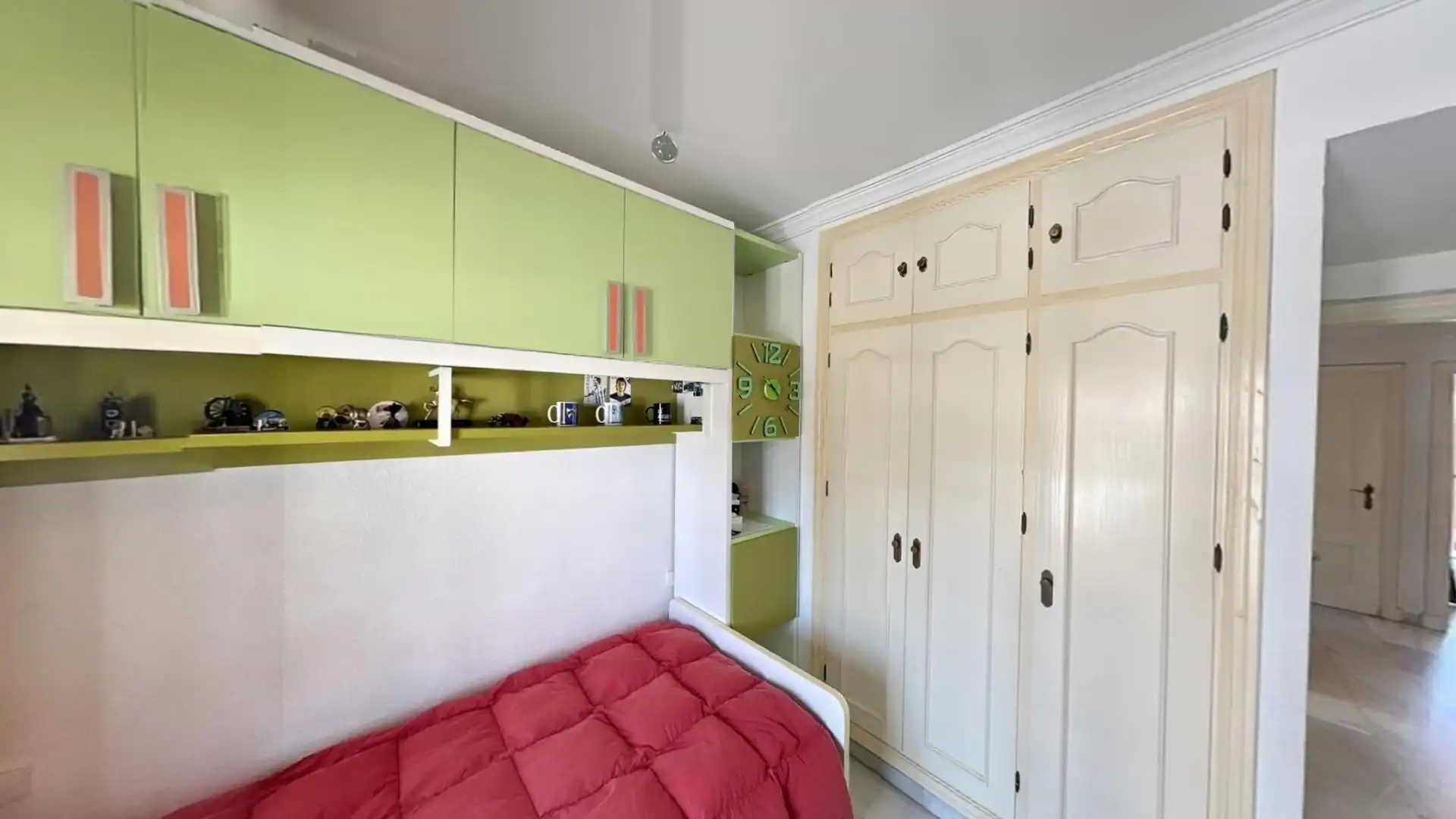 Schlafzimmer von Einfamilien-Reihenhaus zum Verkauf in Estepona mit Heizung, Privatgarten und Terrasse
