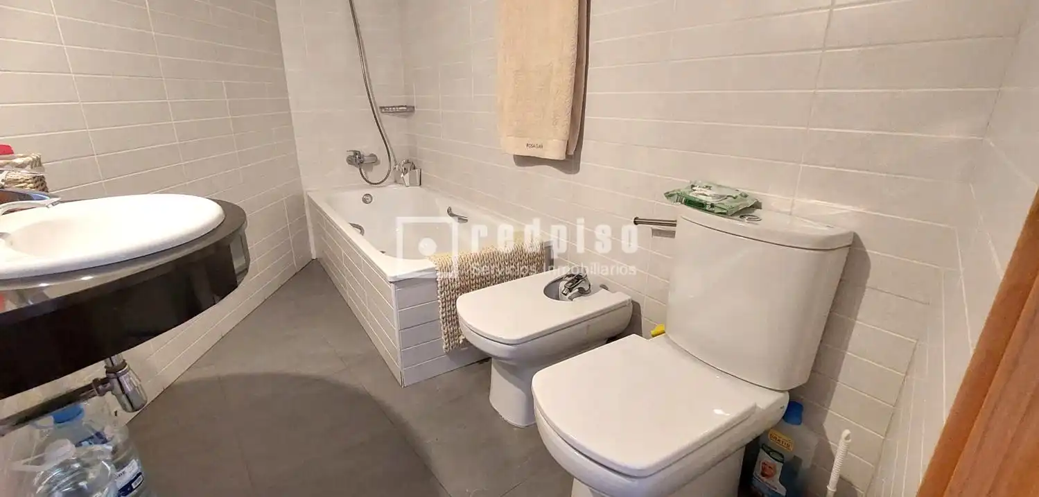 Baño de Piso en venta en Talavera de la Reina con Aire acondicionado, Calefacción y Jardín privado