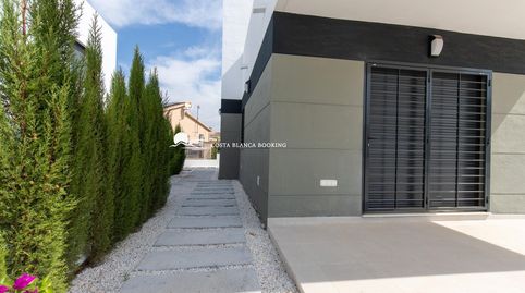 Amplio chalet de obra nueva situado a tan sólo 10 minutos del centro de El Campello.