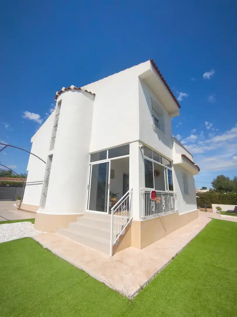 Vista exterior de Casa o chalet en venta en San Vicente del Raspeig / Sant Vicent del Raspeig con Piscina comunitaria