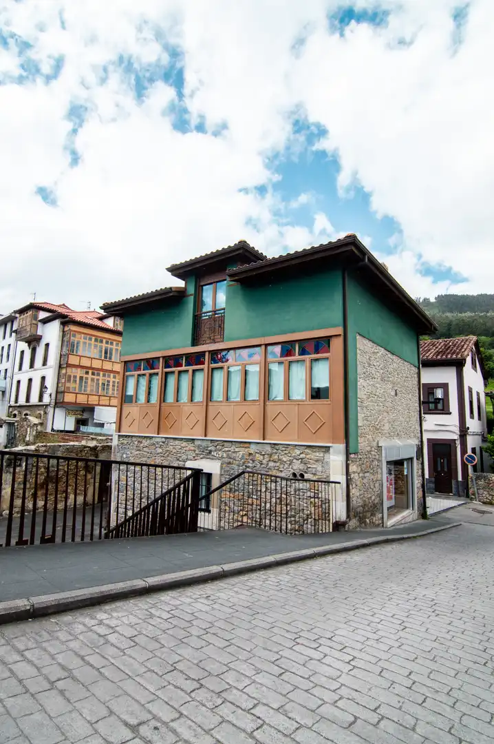 Vista exterior de Casa o xalet en venda en Salas amb Calefacció, Parquet i Moblat