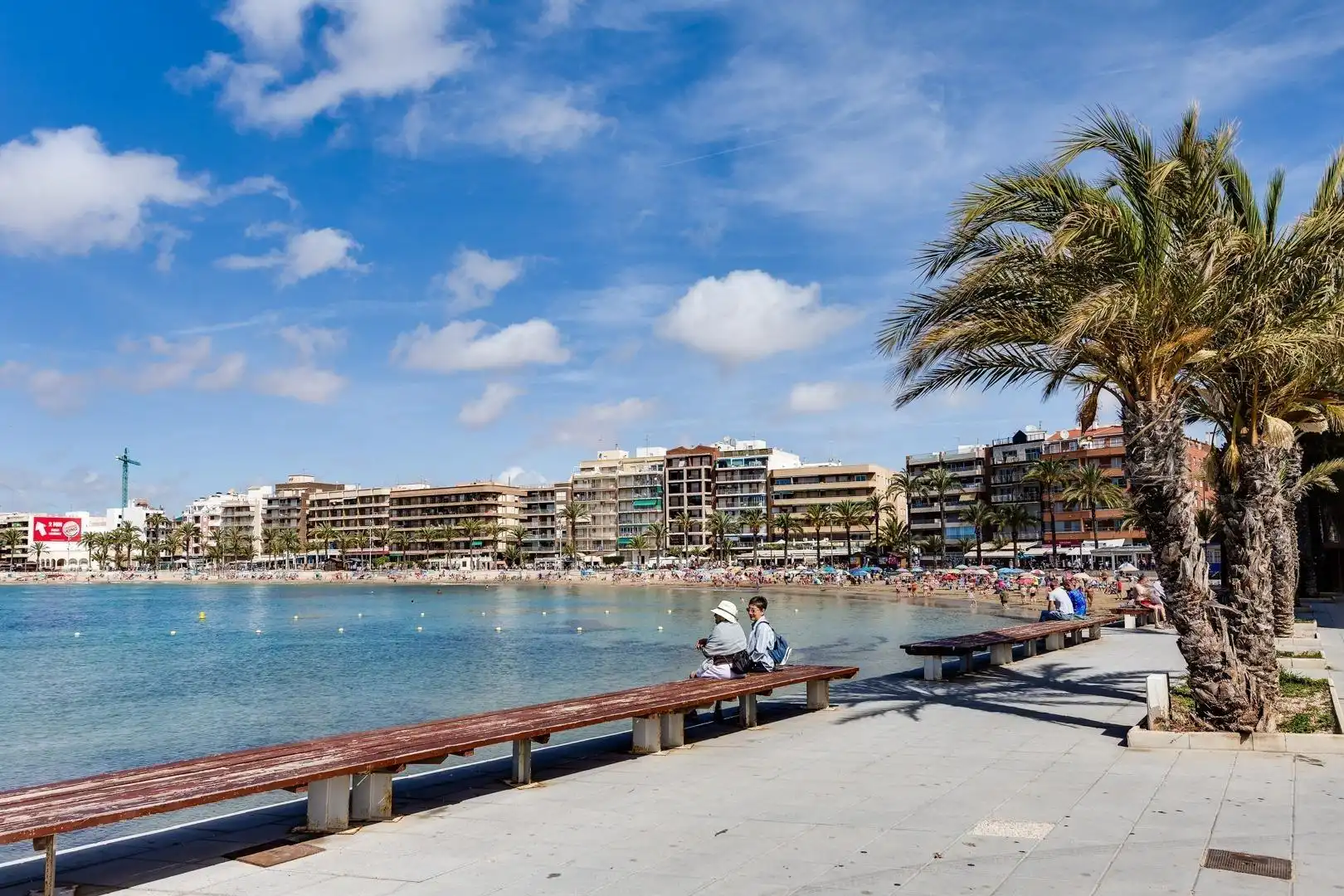 Außenansicht von Wohnungen zur Miete in Torrevieja mit Klimaanlage, Heizung und Privatgarten