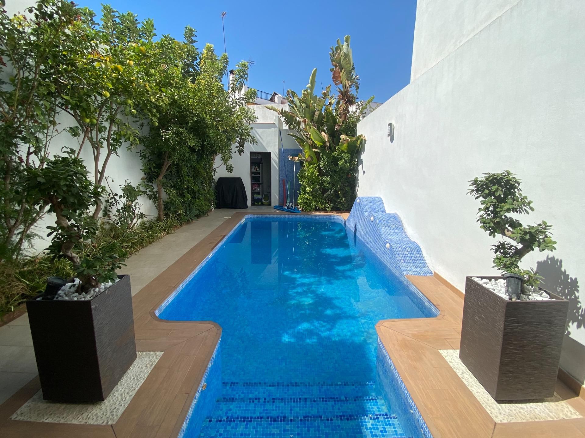 Piscina de Casa o xalet en venda en Dos Hermanas amb Aire condicionat, Jardí privat i Terrassa