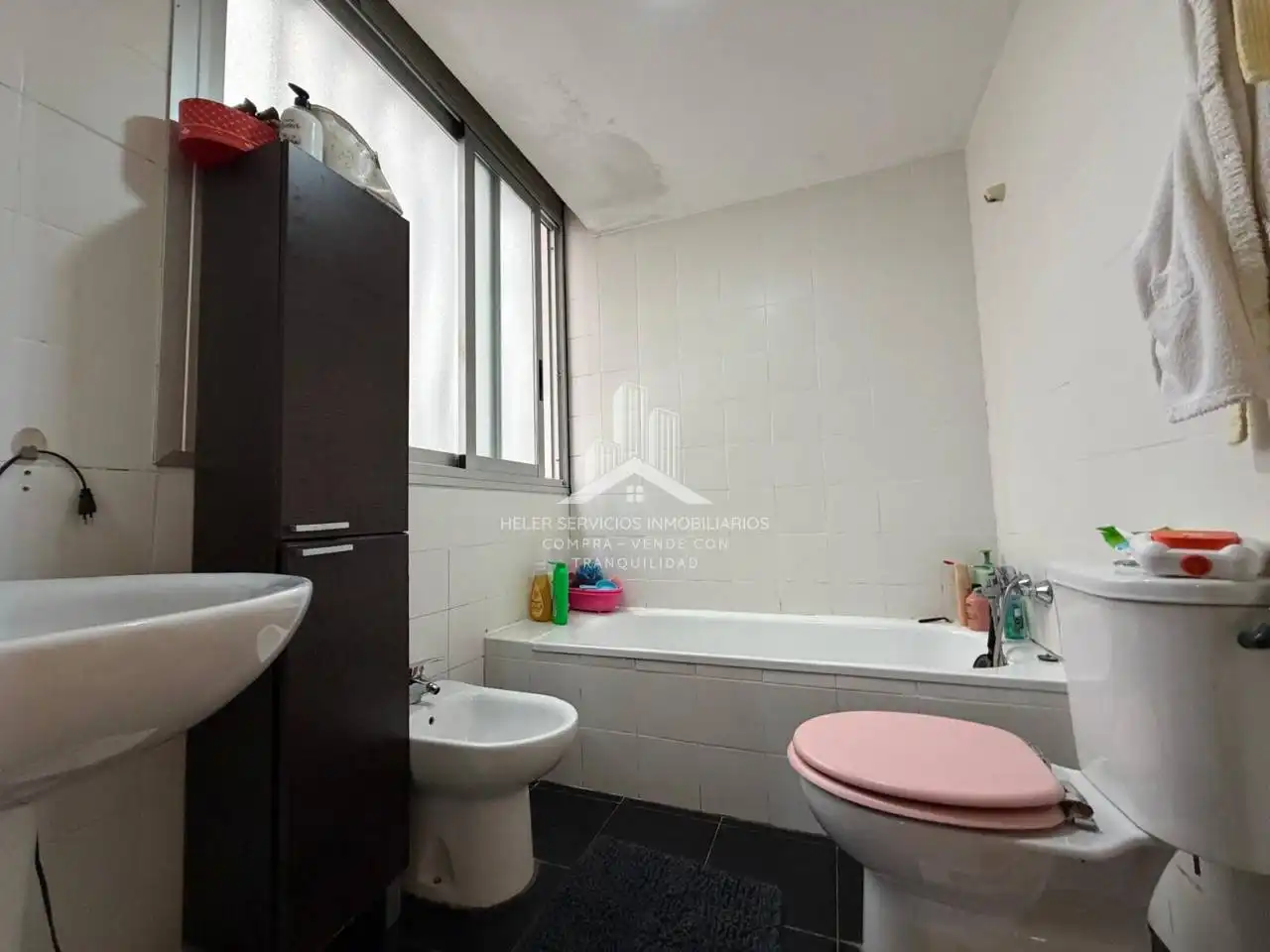 Baño de Piso en venta en Castellón de la Plana / Castelló de la Plana con Balcón y Alarma