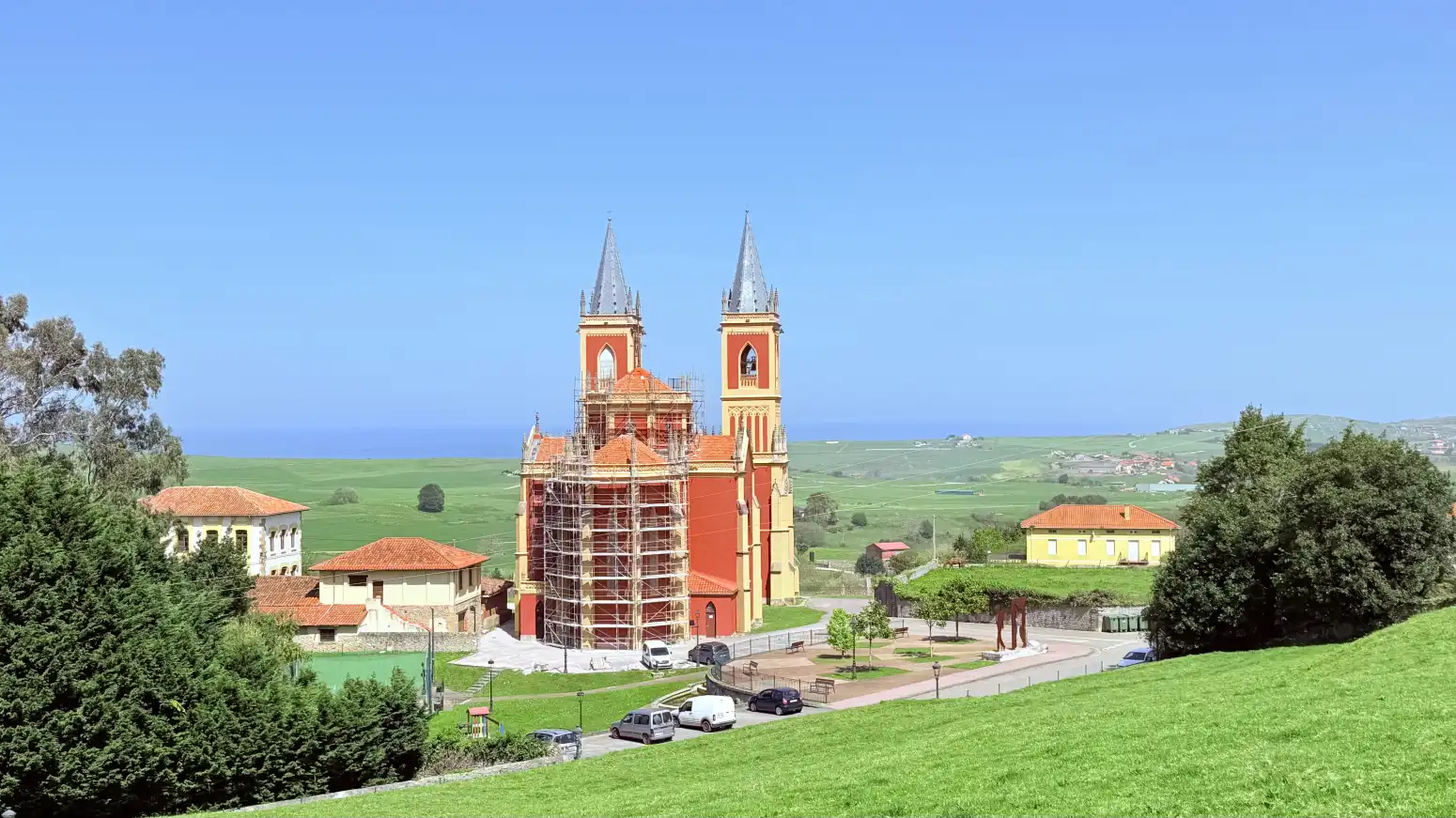 Vista exterior de Casa adosada en venta en Alfoz de Lloredo con Calefacción, Jardín privado y Terraza