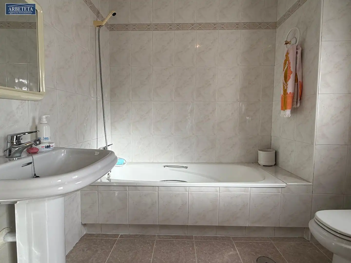 Badezimmer von Einfamilien-Reihenhaus zum Verkauf in Guadalajara mit Heizung, Parkett und Terrasse