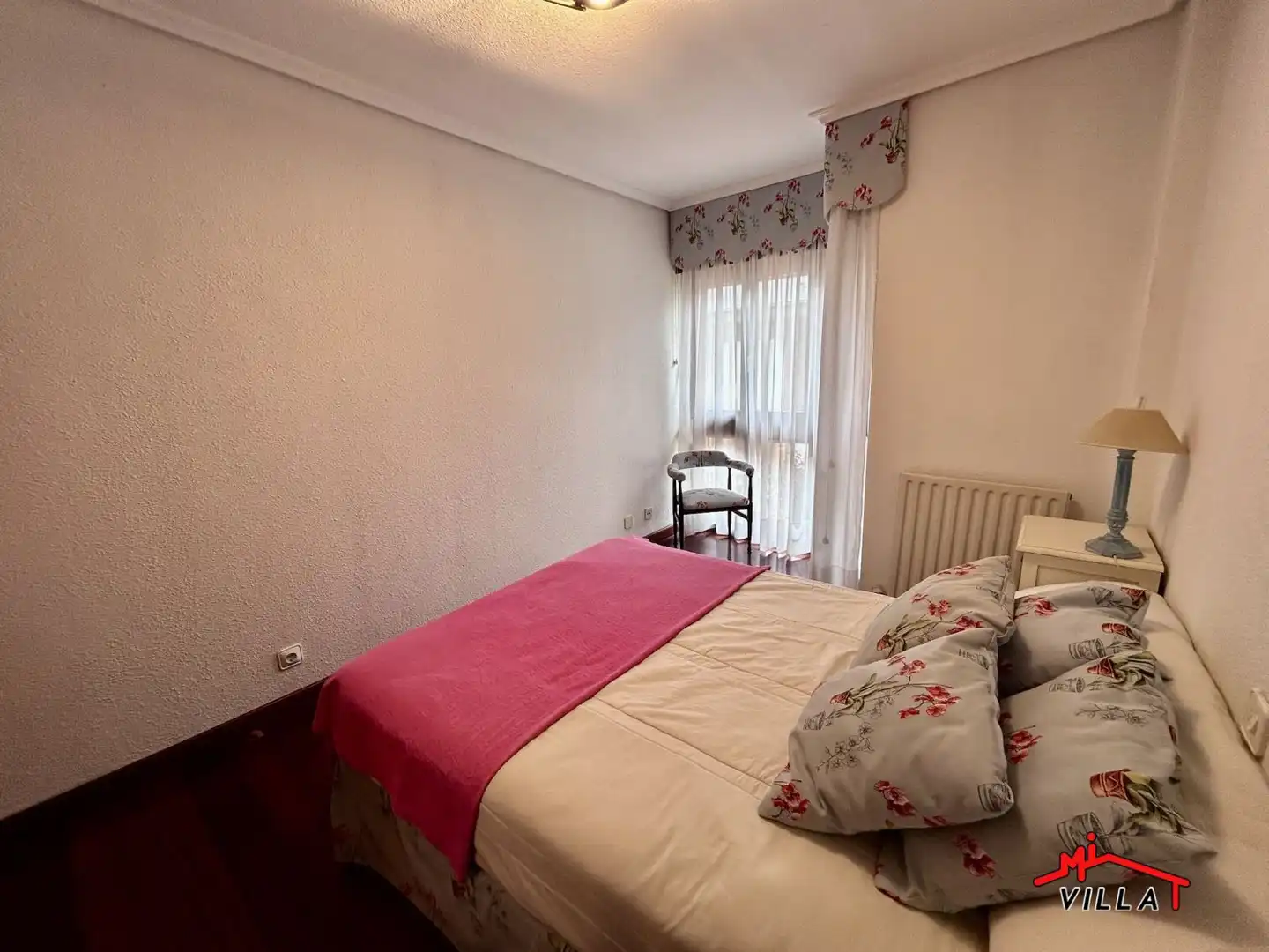 Habitación de Casa adosada en venta en Laredo con Calefacción