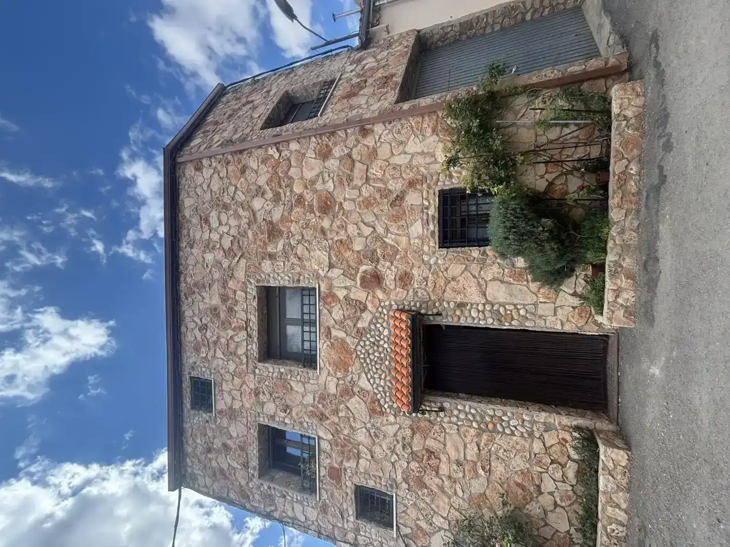 Vista exterior de Casa adosada en venda en Robledo amb Parquet, Traster i Moblat