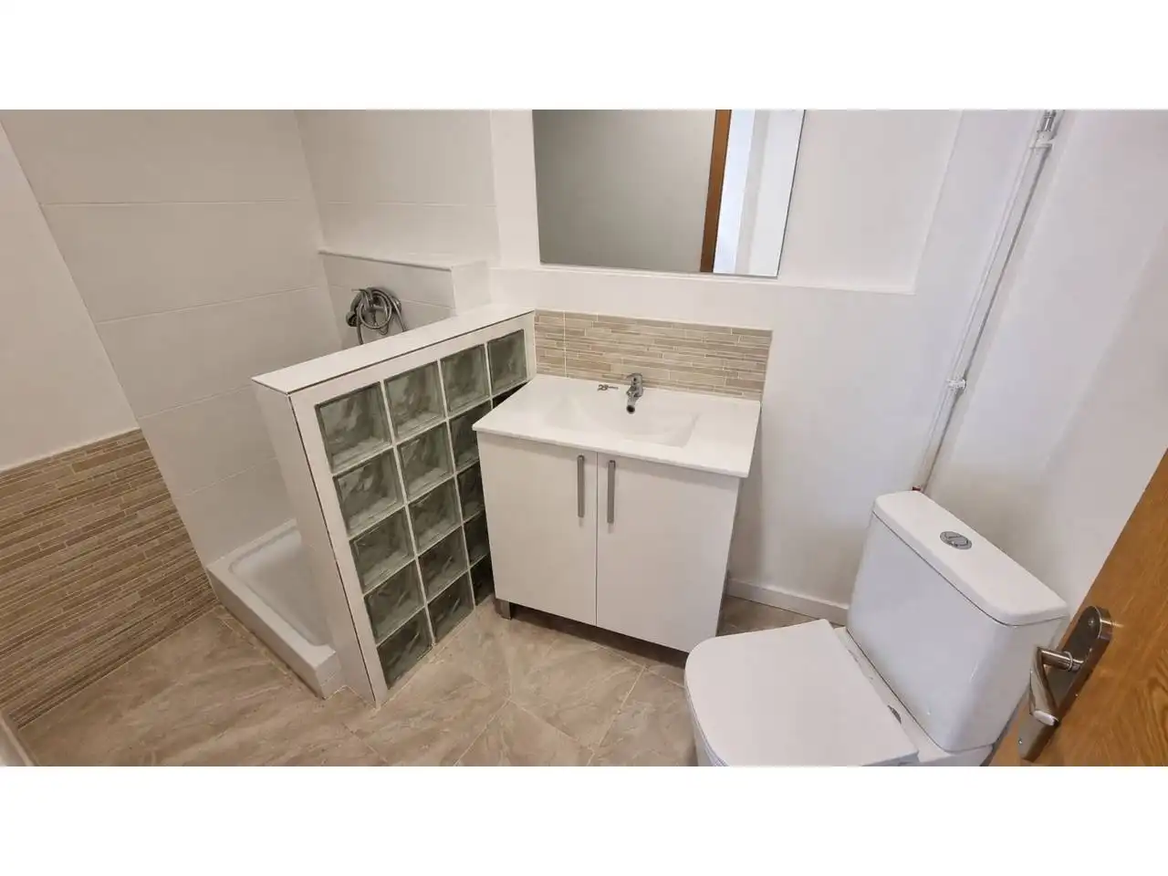 Local comercial en alquiler en Calle Calabria 148, imagen 4