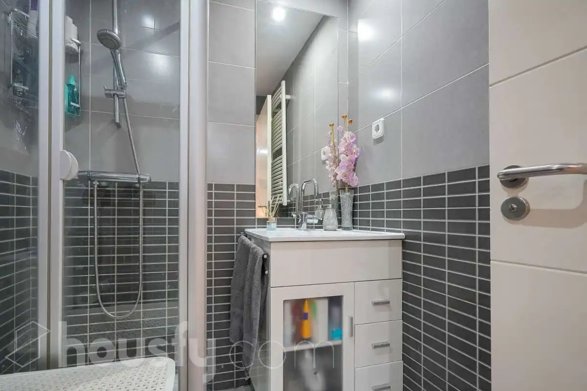 Baño de Ático en venta en Madrid con Terraza, Trastero y Piscina comunitaria
