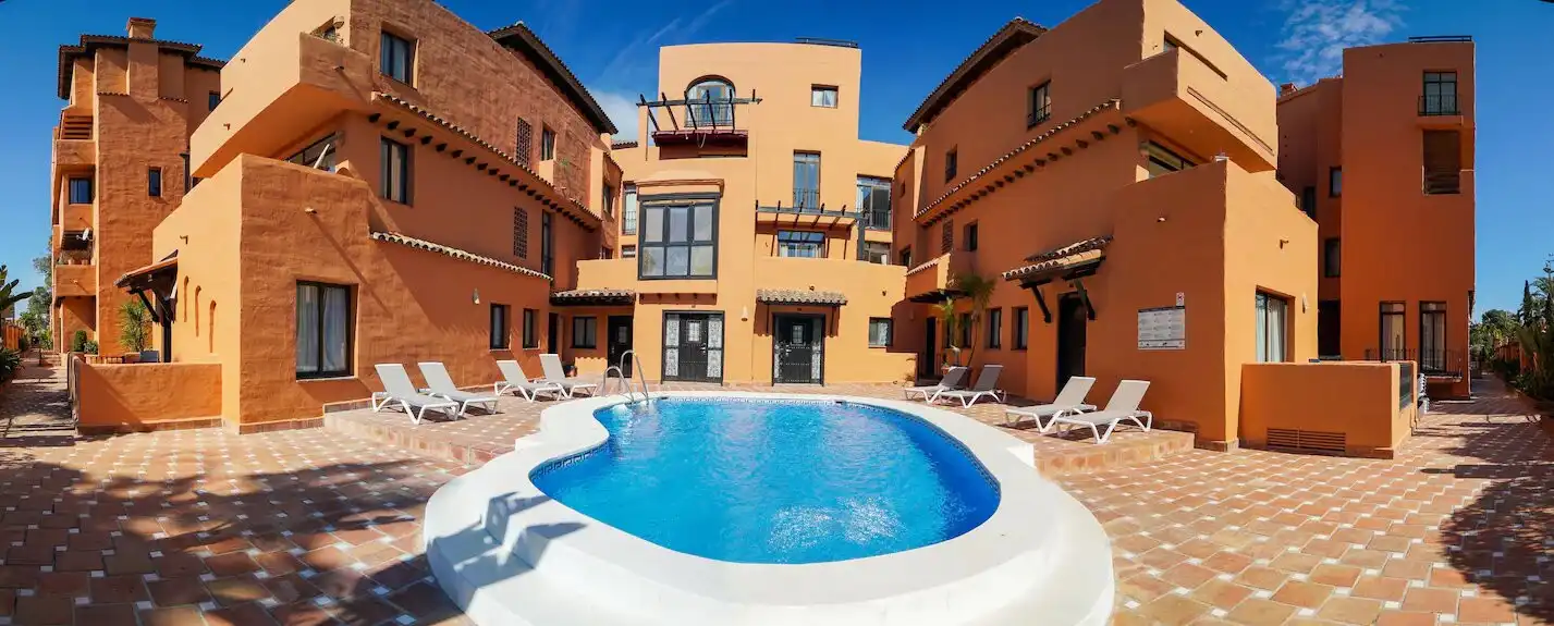Vista exterior de Apartament en venda en Estepona amb Aire condicionat, Terrassa i Piscina
