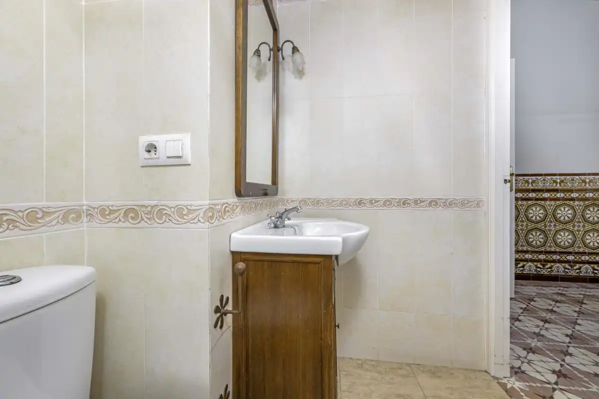 Baño de Casa adosada en venta en Villanueva del Ariscal con Aire acondicionado, Calefacción y Terraza